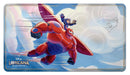 Tapis de jeu en aluminium (Baymax - Compagnon blindé) (Défi Disney Lorcana)